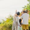 子連れでお出かけするファミリー