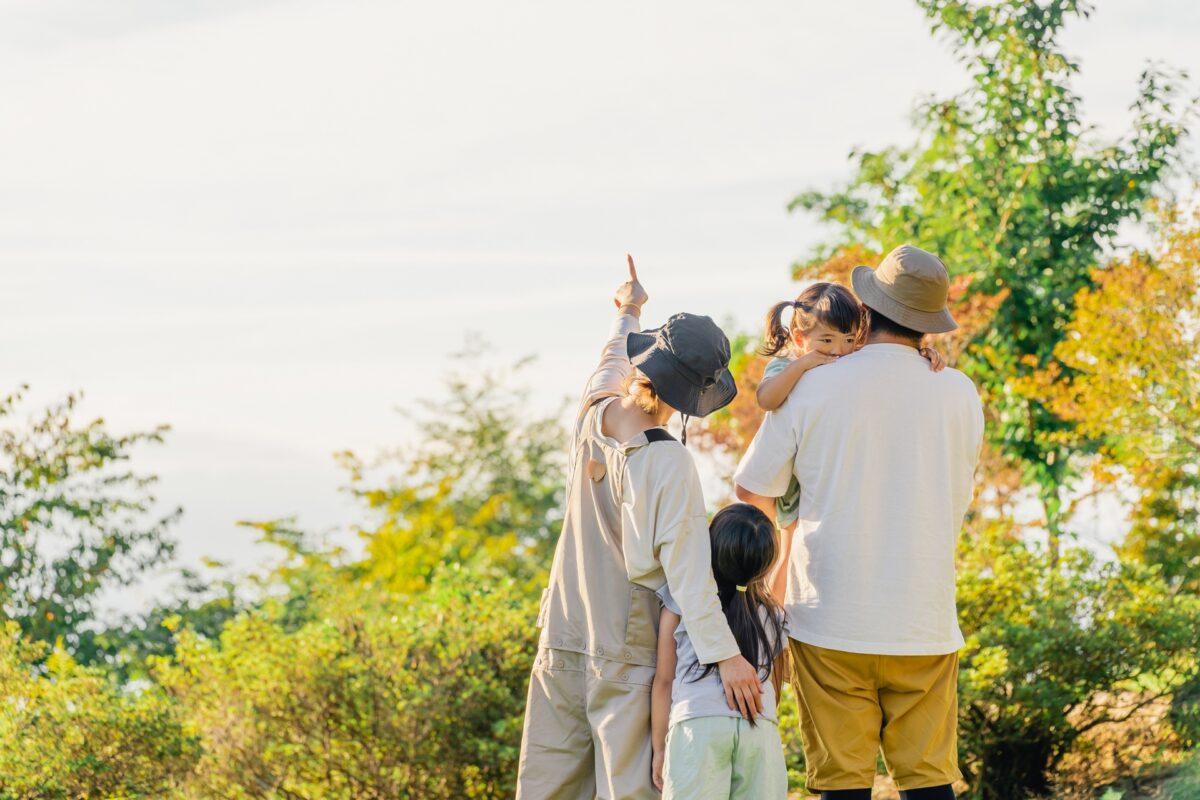 子連れでお出かけするファミリー